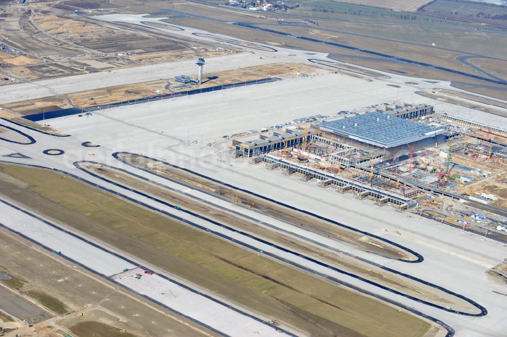 Aerial photograph Schönefeld - Baustelle des neuen Terminals am Flughafen Schönefeld (BBI). Der neue Terminal wird südlich des jetzigen Flughafens Berlin- Schönefeld errichtet. Ausführende Firmen: Hochtief AG; EUROVIA Beton; PORR; BERGER Bau; Karl Weiss; Matthai; Schäler Bau Berlin GmbH; STRABAG; Construction area of the new terminal at Schönefeld Airport (BBI). The new terminal is in the south of the airport Berlin-Schoenefeld quality built. Exporting companies: Hochtief AG; EUROVIA Beton; PORR; BERGER Bau; Karl Weiss; Matthai; Schäler Bau Berlin GmbH; STRABAG;