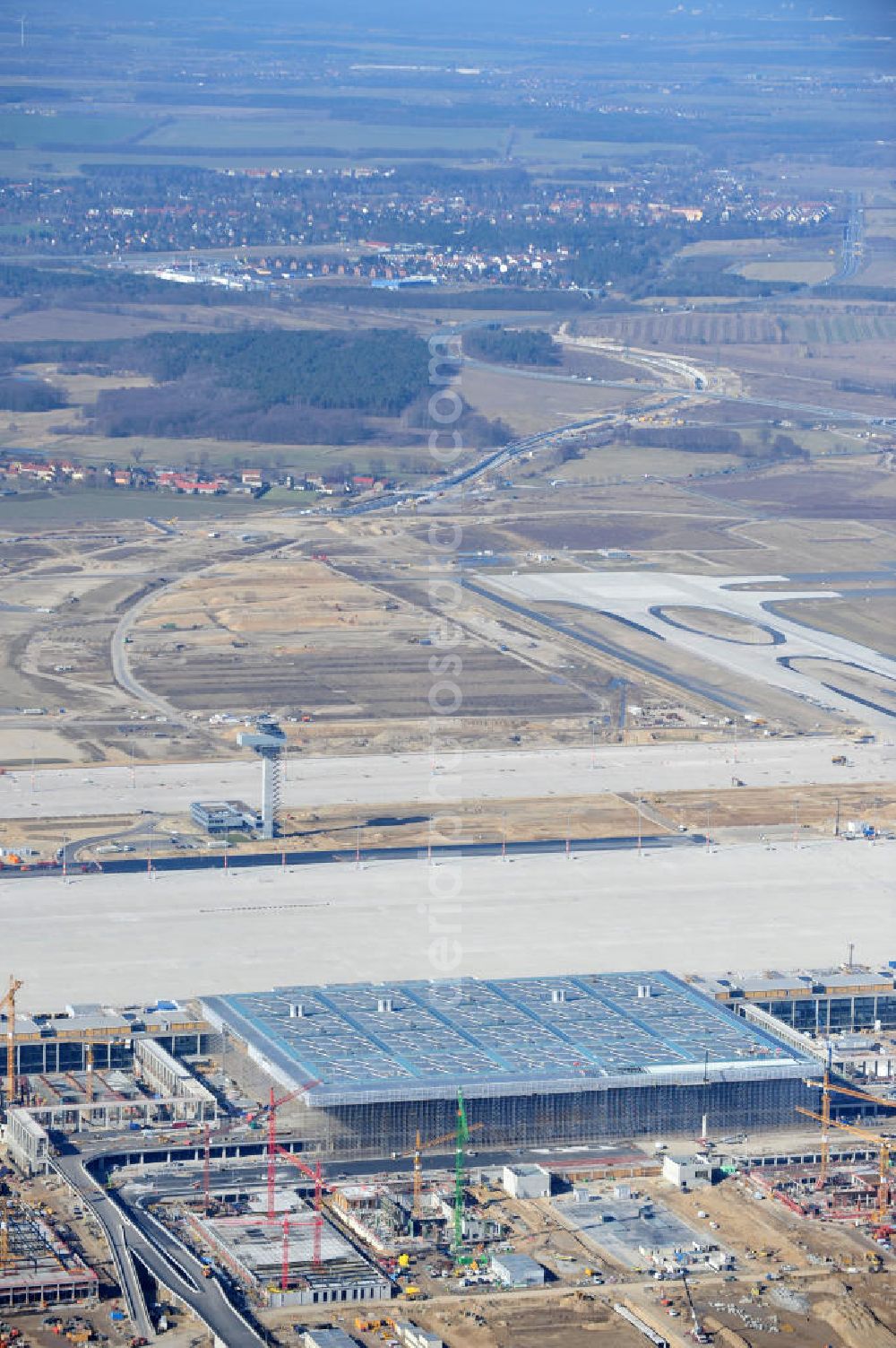 Schönefeld from above - Baustelle des neuen Terminals am Flughafen Schönefeld (BBI). Der neue Terminal wird südlich des jetzigen Flughafens Berlin- Schönefeld errichtet. Ausführende Firmen: Hochtief AG; EUROVIA Beton; PORR; BERGER Bau; Karl Weiss; Matthai; Schäler Bau Berlin GmbH; STRABAG; Construction area of the new terminal at Schönefeld Airport (BBI). The new terminal is in the south of the airport Berlin-Schoenefeld quality built. Exporting companies: Hochtief AG; EUROVIA Beton; PORR; BERGER Bau; Karl Weiss; Matthai; Schäler Bau Berlin GmbH; STRABAG;