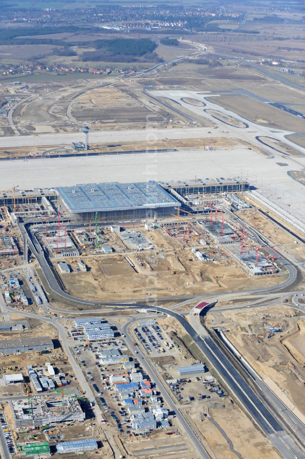 Schönefeld from the bird's eye view: Baustelle des neuen Terminals am Flughafen Schönefeld (BBI). Der neue Terminal wird südlich des jetzigen Flughafens Berlin- Schönefeld errichtet. Ausführende Firmen: Hochtief AG; EUROVIA Beton; PORR; BERGER Bau; Karl Weiss; Matthai; Schäler Bau Berlin GmbH; STRABAG; Construction area of the new terminal at Schönefeld Airport (BBI). The new terminal is in the south of the airport Berlin-Schoenefeld quality built. Exporting companies: Hochtief AG; EUROVIA Beton; PORR; BERGER Bau; Karl Weiss; Matthai; Schäler Bau Berlin GmbH; STRABAG;