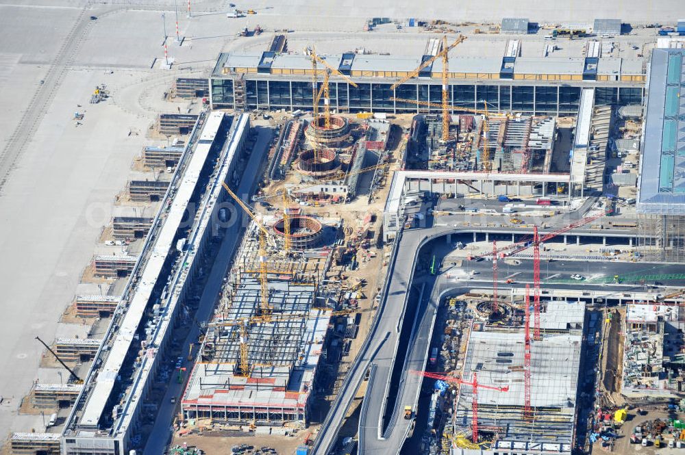 Aerial image Schönefeld - Baustelle des neuen Terminals am Flughafen Schönefeld (BBI). Der neue Terminal wird südlich des jetzigen Flughafens Berlin- Schönefeld errichtet. Ausführende Firmen: Hochtief AG; EUROVIA Beton; PORR; BERGER Bau; Karl Weiss; Matthai; Schäler Bau Berlin GmbH; STRABAG; Construction area of the new terminal at Schönefeld Airport (BBI). The new terminal is in the south of the airport Berlin-Schoenefeld quality built. Exporting companies: Hochtief AG; EUROVIA Beton; PORR; BERGER Bau; Karl Weiss; Matthai; Schäler Bau Berlin GmbH; STRABAG;