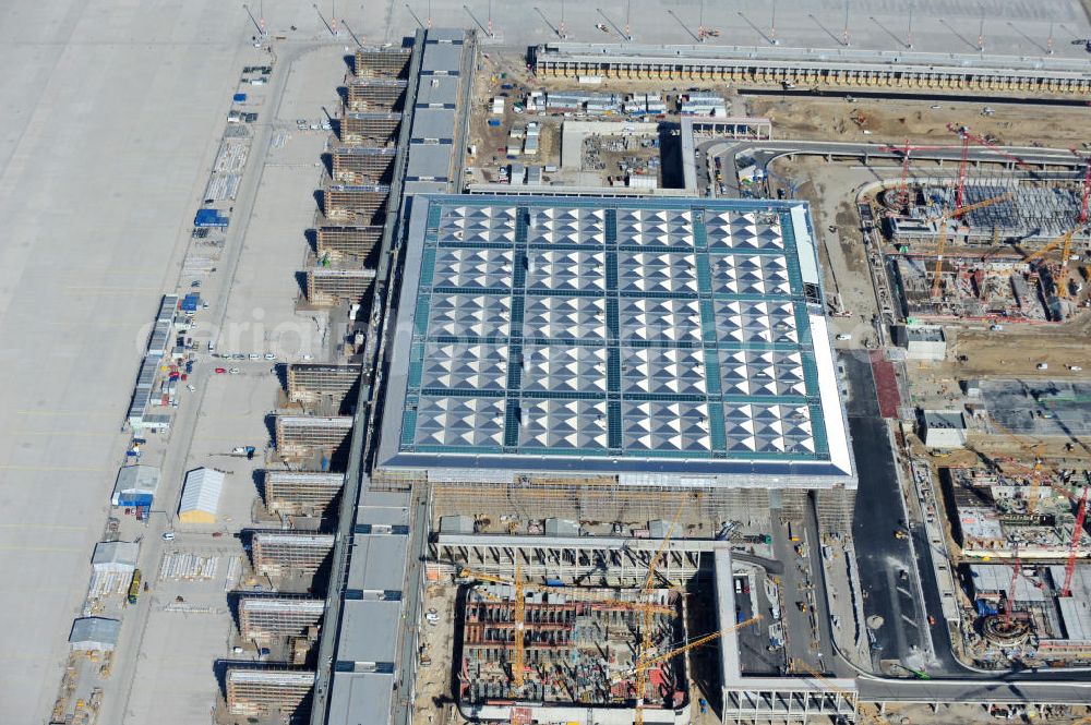 Aerial image Schönefeld - Baustelle des neuen Terminals am Flughafen Schönefeld (BBI). Der neue Terminal wird südlich des jetzigen Flughafens Berlin- Schönefeld errichtet. Ausführende Firmen: Hochtief AG; EUROVIA Beton; PORR; BERGER Bau; Karl Weiss; Matthai; Schäler Bau Berlin GmbH; STRABAG; Construction area of the new terminal at Schönefeld Airport (BBI). The new terminal is in the south of the airport Berlin-Schoenefeld quality built. Exporting companies: Hochtief AG; EUROVIA Beton; PORR; BERGER Bau; Karl Weiss; Matthai; Schäler Bau Berlin GmbH; STRABAG;