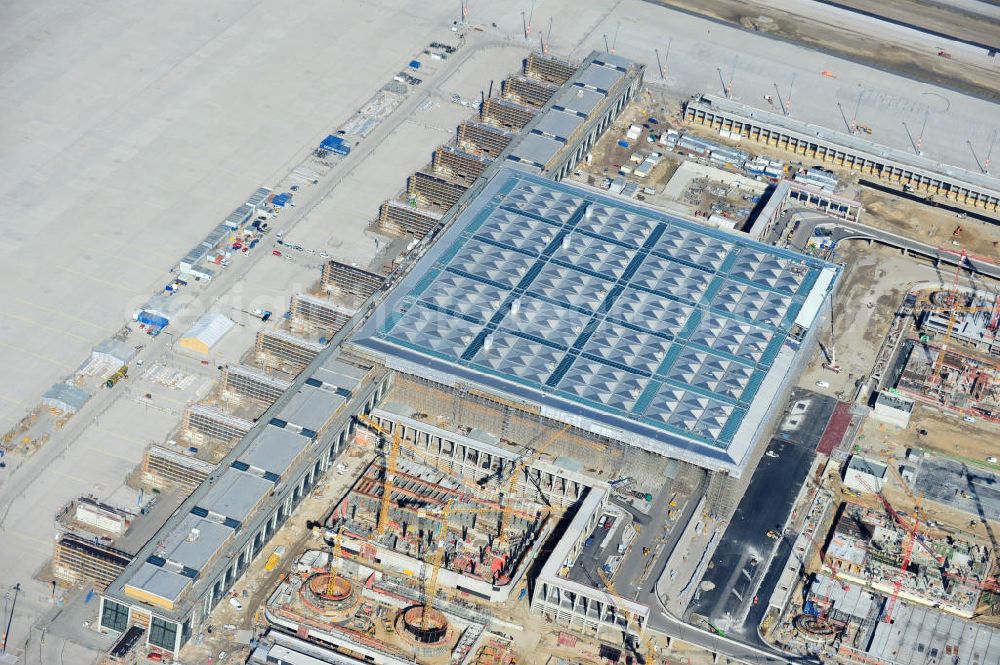 Aerial photograph Schönefeld - Baustelle des neuen Terminals am Flughafen Schönefeld (BBI). Der neue Terminal wird südlich des jetzigen Flughafens Berlin- Schönefeld errichtet. Ausführende Firmen: Hochtief AG; EUROVIA Beton; PORR; BERGER Bau; Karl Weiss; Matthai; Schäler Bau Berlin GmbH; STRABAG; Construction area of the new terminal at Schönefeld Airport (BBI). The new terminal is in the south of the airport Berlin-Schoenefeld quality built. Exporting companies: Hochtief AG; EUROVIA Beton; PORR; BERGER Bau; Karl Weiss; Matthai; Schäler Bau Berlin GmbH; STRABAG;