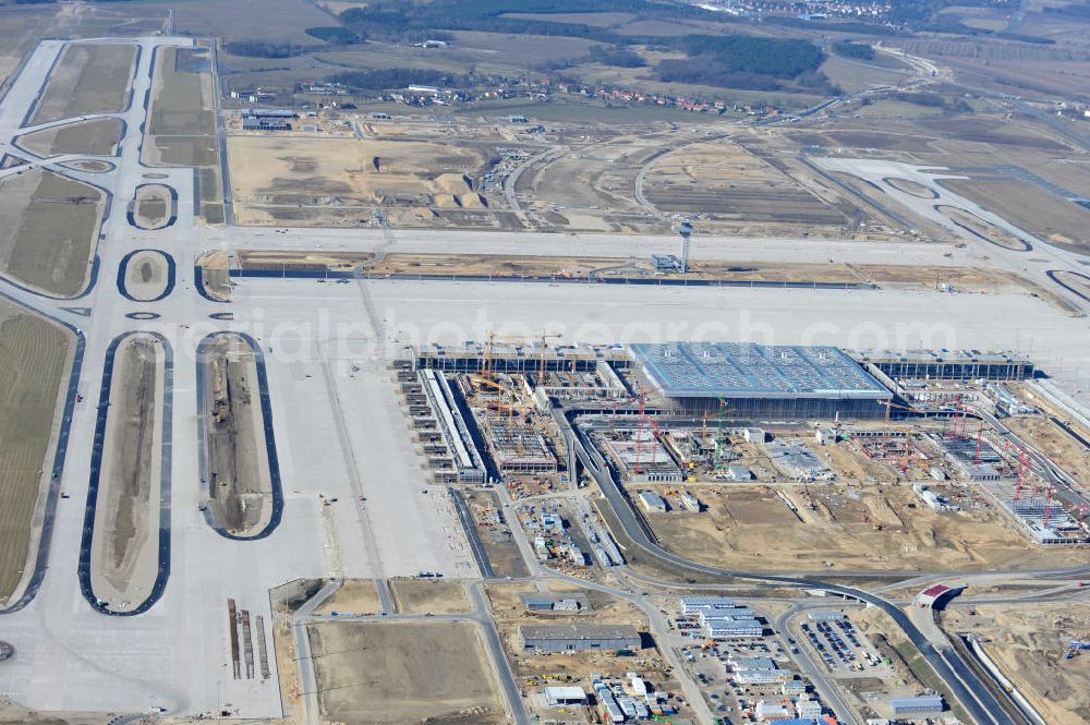 Schönefeld from above - Baustelle des neuen Terminals am Flughafen Schönefeld (BBI). Der neue Terminal wird südlich des jetzigen Flughafens Berlin- Schönefeld errichtet. Ausführende Firmen: Hochtief AG; EUROVIA Beton; PORR; BERGER Bau; Karl Weiss; Matthai; Schäler Bau Berlin GmbH; STRABAG; Construction area of the new terminal at Schönefeld Airport (BBI). The new terminal is in the south of the airport Berlin-Schoenefeld quality built. Exporting companies: Hochtief AG; EUROVIA Beton; PORR; BERGER Bau; Karl Weiss; Matthai; Schäler Bau Berlin GmbH; STRABAG;