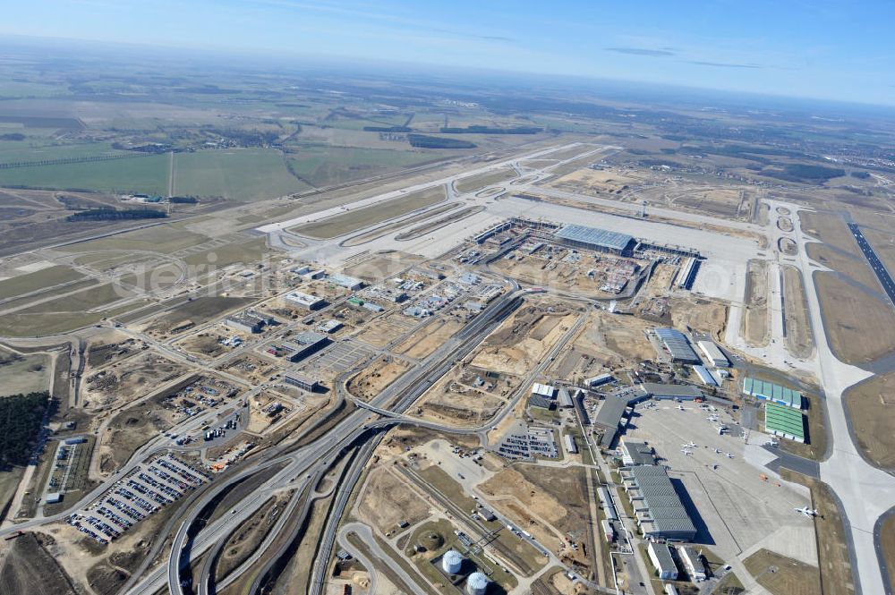 Aerial image Schönefeld - Baustelle des neuen Terminals am Flughafen Schönefeld (BBI). Der neue Terminal wird südlich des jetzigen Flughafens Berlin- Schönefeld errichtet. Ausführende Firmen: Hochtief AG; EUROVIA Beton; PORR; BERGER Bau; Karl Weiss; Matthai; Schäler Bau Berlin GmbH; STRABAG; Construction area of the new terminal at Schönefeld Airport (BBI). The new terminal is in the south of the airport Berlin-Schoenefeld quality built. Exporting companies: Hochtief AG; EUROVIA Beton; PORR; BERGER Bau; Karl Weiss; Matthai; Schäler Bau Berlin GmbH; STRABAG;