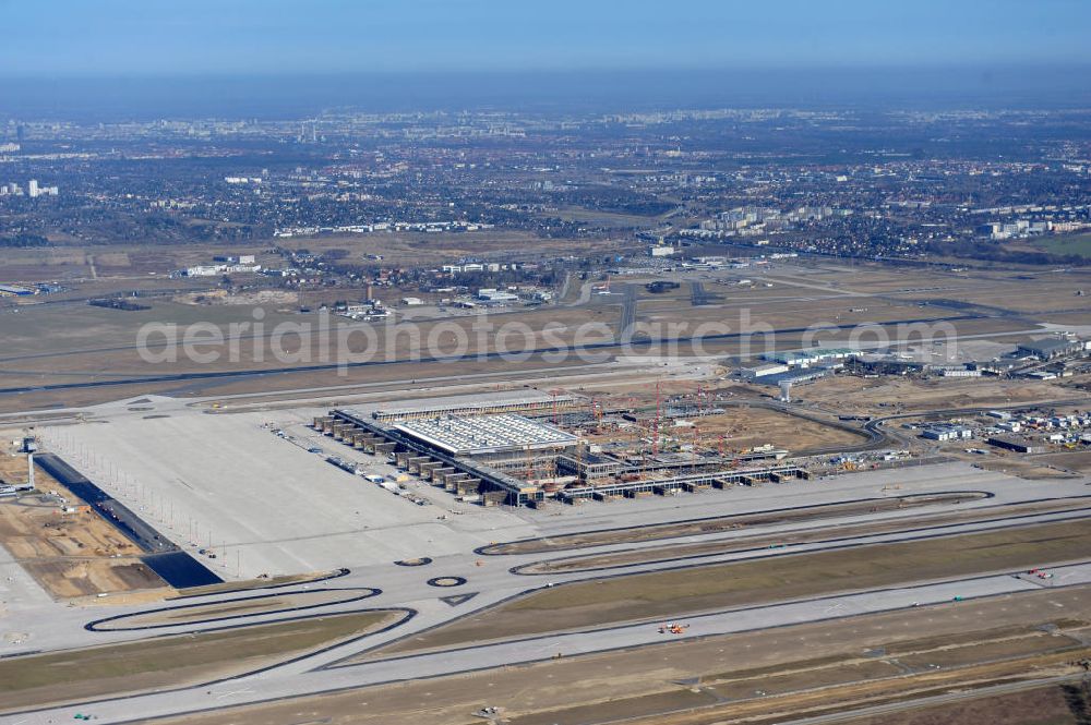 Aerial photograph Schönefeld - Baustelle des neuen Terminals am Flughafen Schönefeld (BBI). Der neue Terminal wird südlich des jetzigen Flughafens Berlin- Schönefeld errichtet. Ausführende Firmen: Hochtief AG; EUROVIA Beton; PORR; BERGER Bau; Karl Weiss; Matthai; Schäler Bau Berlin GmbH; STRABAG; Construction area of the new terminal at Schönefeld Airport (BBI). The new terminal is in the south of the airport Berlin-Schoenefeld quality built. Exporting companies: Hochtief AG; EUROVIA Beton; PORR; BERGER Bau; Karl Weiss; Matthai; Schäler Bau Berlin GmbH; STRABAG;