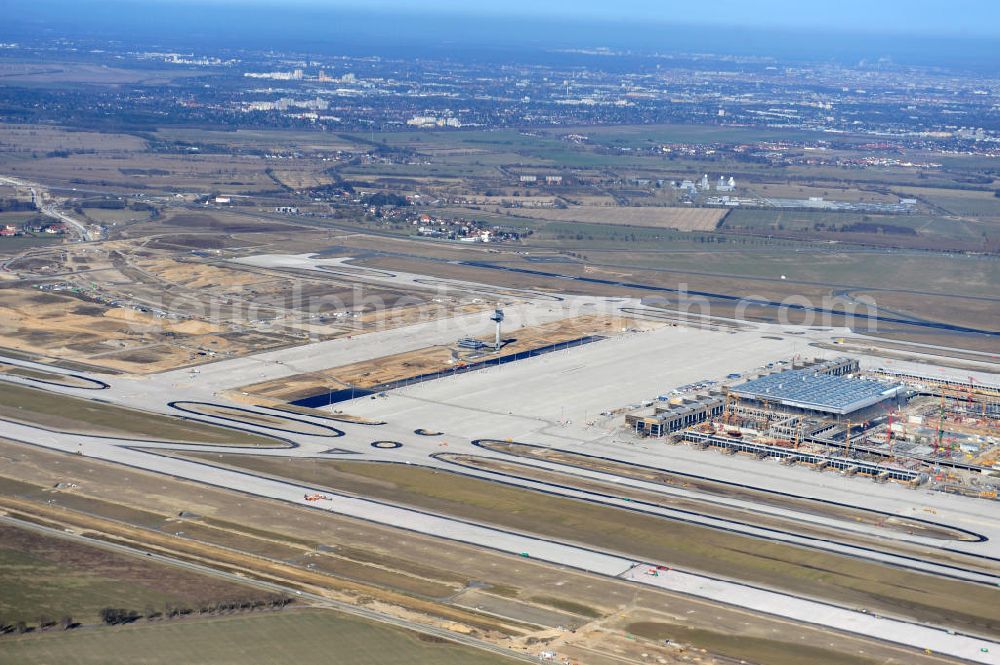 Schönefeld from above - Baustelle des neuen Terminals am Flughafen Schönefeld (BBI). Der neue Terminal wird südlich des jetzigen Flughafens Berlin- Schönefeld errichtet. Ausführende Firmen: Hochtief AG; EUROVIA Beton; PORR; BERGER Bau; Karl Weiss; Matthai; Schäler Bau Berlin GmbH; STRABAG; Construction area of the new terminal at Schönefeld Airport (BBI). The new terminal is in the south of the airport Berlin-Schoenefeld quality built. Exporting companies: Hochtief AG; EUROVIA Beton; PORR; BERGER Bau; Karl Weiss; Matthai; Schäler Bau Berlin GmbH; STRABAG;