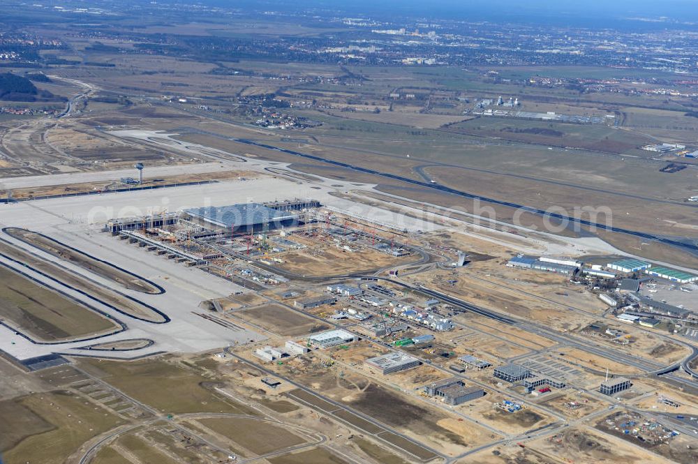 Schönefeld from the bird's eye view: Baustelle des neuen Terminals am Flughafen Schönefeld (BBI). Der neue Terminal wird südlich des jetzigen Flughafens Berlin- Schönefeld errichtet. Ausführende Firmen: Hochtief AG; EUROVIA Beton; PORR; BERGER Bau; Karl Weiss; Matthai; Schäler Bau Berlin GmbH; STRABAG; Construction area of the new terminal at Schönefeld Airport (BBI). The new terminal is in the south of the airport Berlin-Schoenefeld quality built. Exporting companies: Hochtief AG; EUROVIA Beton; PORR; BERGER Bau; Karl Weiss; Matthai; Schäler Bau Berlin GmbH; STRABAG;