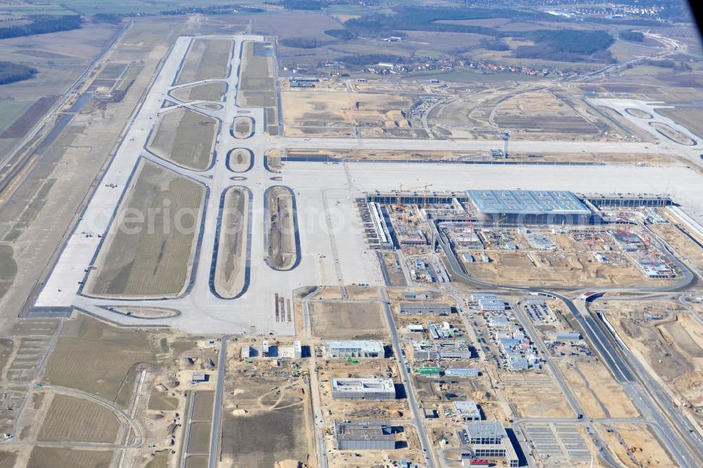 Aerial image Schönefeld - Baustelle des neuen Terminals am Flughafen Schönefeld (BBI). Der neue Terminal wird südlich des jetzigen Flughafens Berlin- Schönefeld errichtet. Ausführende Firmen: Hochtief AG; EUROVIA Beton; PORR; BERGER Bau; Karl Weiss; Matthai; Schäler Bau Berlin GmbH; STRABAG; Construction area of the new terminal at Schönefeld Airport (BBI). The new terminal is in the south of the airport Berlin-Schoenefeld quality built. Exporting companies: Hochtief AG; EUROVIA Beton; PORR; BERGER Bau; Karl Weiss; Matthai; Schäler Bau Berlin GmbH; STRABAG;