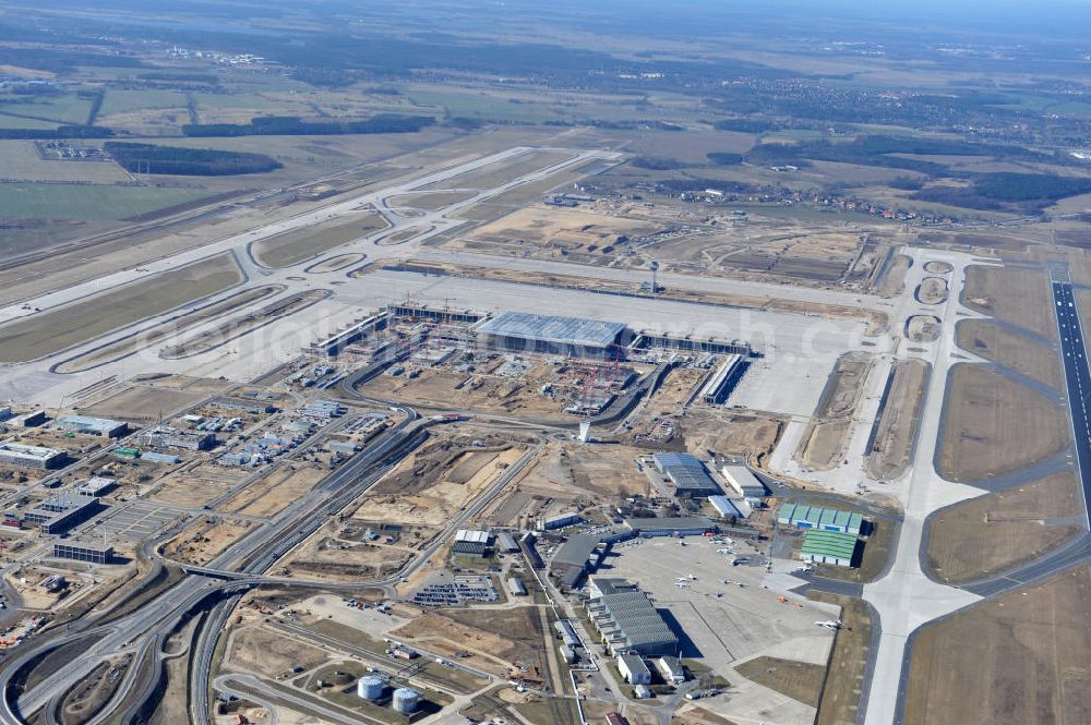 Schönefeld from above - Baustelle des neuen Terminals am Flughafen Schönefeld (BBI). Der neue Terminal wird südlich des jetzigen Flughafens Berlin- Schönefeld errichtet. Ausführende Firmen: Hochtief AG; EUROVIA Beton; PORR; BERGER Bau; Karl Weiss; Matthai; Schäler Bau Berlin GmbH; STRABAG; Construction area of the new terminal at Schönefeld Airport (BBI). The new terminal is in the south of the airport Berlin-Schoenefeld quality built. Exporting companies: Hochtief AG; EUROVIA Beton; PORR; BERGER Bau; Karl Weiss; Matthai; Schäler Bau Berlin GmbH; STRABAG;