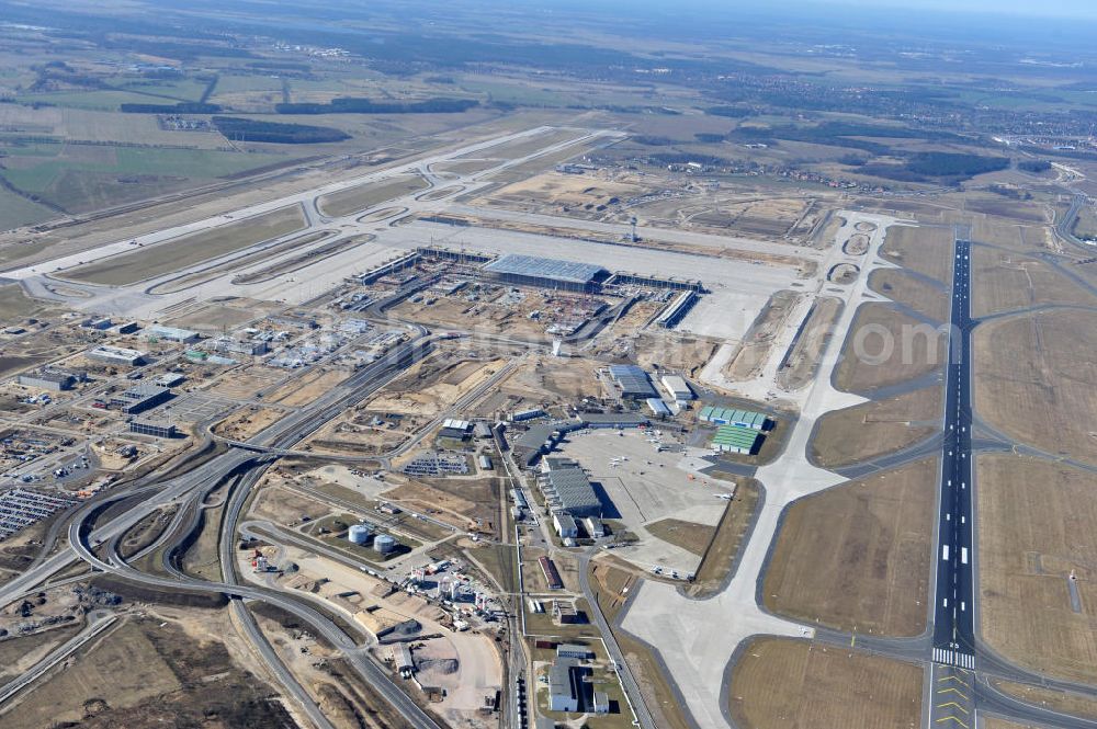 Schönefeld from the bird's eye view: Baustelle des neuen Terminals am Flughafen Schönefeld (BBI). Der neue Terminal wird südlich des jetzigen Flughafens Berlin- Schönefeld errichtet. Ausführende Firmen: Hochtief AG; EUROVIA Beton; PORR; BERGER Bau; Karl Weiss; Matthai; Schäler Bau Berlin GmbH; STRABAG; Construction area of the new terminal at Schönefeld Airport (BBI). The new terminal is in the south of the airport Berlin-Schoenefeld quality built. Exporting companies: Hochtief AG; EUROVIA Beton; PORR; BERGER Bau; Karl Weiss; Matthai; Schäler Bau Berlin GmbH; STRABAG;