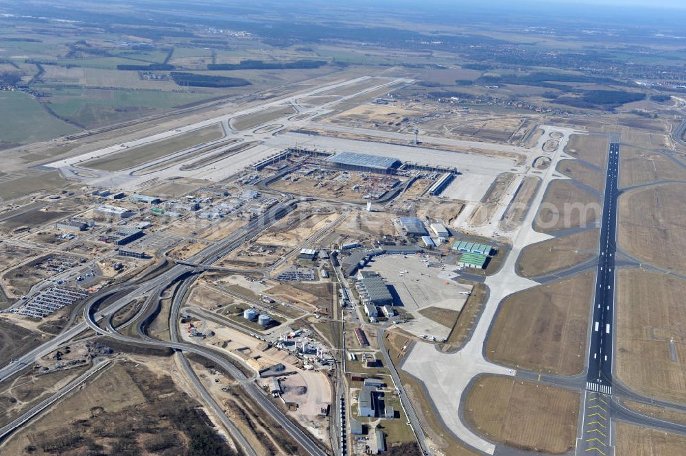 Aerial image Schönefeld - Baustelle des neuen Terminals am Flughafen Schönefeld (BBI). Der neue Terminal wird südlich des jetzigen Flughafens Berlin- Schönefeld errichtet. Ausführende Firmen: Hochtief AG; EUROVIA Beton; PORR; BERGER Bau; Karl Weiss; Matthai; Schäler Bau Berlin GmbH; STRABAG; Construction area of the new terminal at Schönefeld Airport (BBI). The new terminal is in the south of the airport Berlin-Schoenefeld quality built. Exporting companies: Hochtief AG; EUROVIA Beton; PORR; BERGER Bau; Karl Weiss; Matthai; Schäler Bau Berlin GmbH; STRABAG;