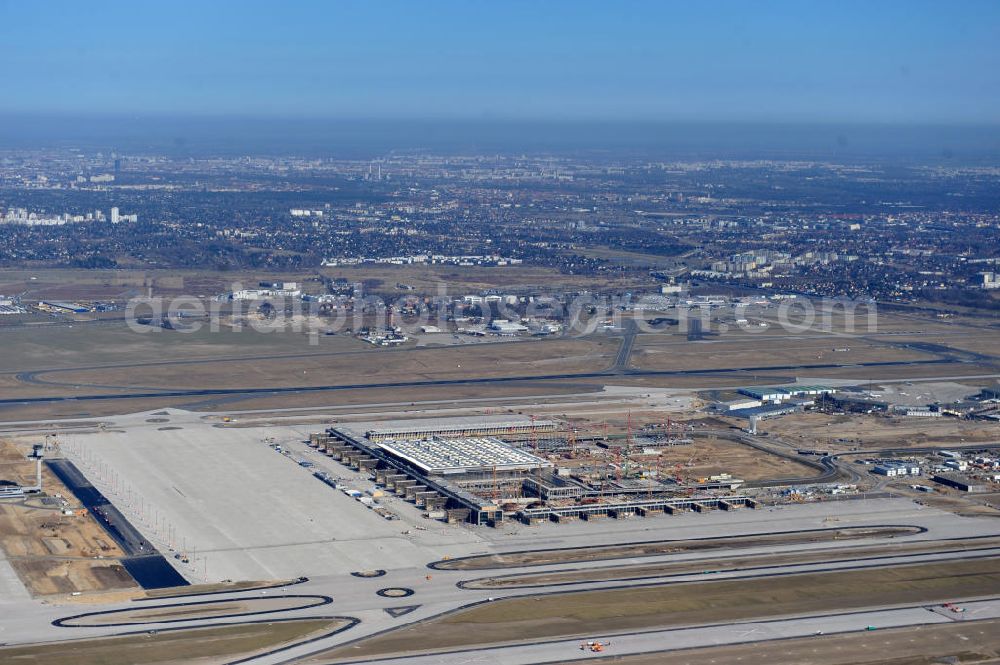 Aerial photograph Schönefeld - Baustelle des neuen Terminals am Flughafen Schönefeld (BBI). Der neue Terminal wird südlich des jetzigen Flughafens Berlin- Schönefeld errichtet. Ausführende Firmen: Hochtief AG; EUROVIA Beton; PORR; BERGER Bau; Karl Weiss; Matthai; Schäler Bau Berlin GmbH; STRABAG; Construction area of the new terminal at Schönefeld Airport (BBI). The new terminal is in the south of the airport Berlin-Schoenefeld quality built. Exporting companies: Hochtief AG; EUROVIA Beton; PORR; BERGER Bau; Karl Weiss; Matthai; Schäler Bau Berlin GmbH; STRABAG;