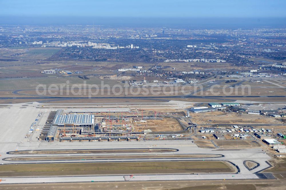 Schönefeld from above - Baustelle des neuen Terminals am Flughafen Schönefeld (BBI). Der neue Terminal wird südlich des jetzigen Flughafens Berlin- Schönefeld errichtet. Ausführende Firmen: Hochtief AG; EUROVIA Beton; PORR; BERGER Bau; Karl Weiss; Matthai; Schäler Bau Berlin GmbH; STRABAG; Construction area of the new terminal at Schönefeld Airport (BBI). The new terminal is in the south of the airport Berlin-Schoenefeld quality built. Exporting companies: Hochtief AG; EUROVIA Beton; PORR; BERGER Bau; Karl Weiss; Matthai; Schäler Bau Berlin GmbH; STRABAG;