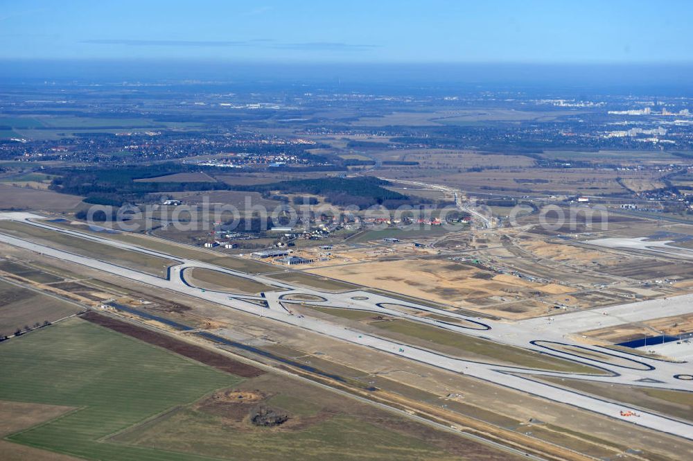 Schönefeld from the bird's eye view: Baustelle des neuen Terminals am Flughafen Schönefeld (BBI). Der neue Terminal wird südlich des jetzigen Flughafens Berlin- Schönefeld errichtet. Ausführende Firmen: Hochtief AG; EUROVIA Beton; PORR; BERGER Bau; Karl Weiss; Matthai; Schäler Bau Berlin GmbH; STRABAG; Construction area of the new terminal at Schönefeld Airport (BBI). The new terminal is in the south of the airport Berlin-Schoenefeld quality built. Exporting companies: Hochtief AG; EUROVIA Beton; PORR; BERGER Bau; Karl Weiss; Matthai; Schäler Bau Berlin GmbH; STRABAG;