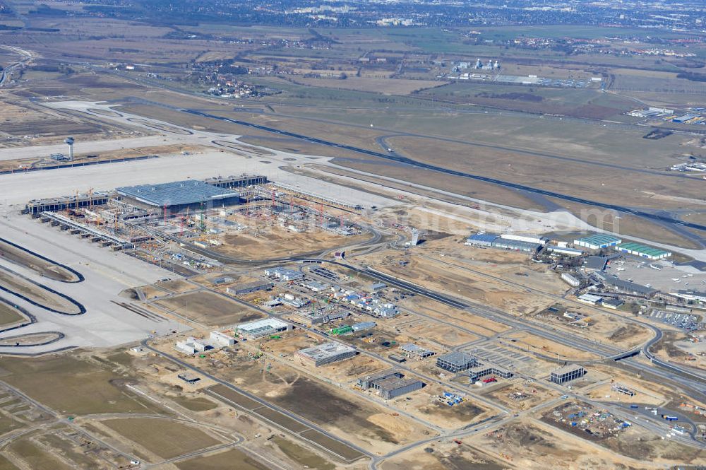 Aerial image Schönefeld - Baustelle des neuen Terminals am Flughafen Schönefeld (BBI). Der neue Terminal wird südlich des jetzigen Flughafens Berlin- Schönefeld errichtet. Ausführende Firmen: Hochtief AG; EUROVIA Beton; PORR; BERGER Bau; Karl Weiss; Matthai; Schäler Bau Berlin GmbH; STRABAG; Construction area of the new terminal at Schönefeld Airport (BBI). The new terminal is in the south of the airport Berlin-Schoenefeld quality built. Exporting companies: Hochtief AG; EUROVIA Beton; PORR; BERGER Bau; Karl Weiss; Matthai; Schäler Bau Berlin GmbH; STRABAG;