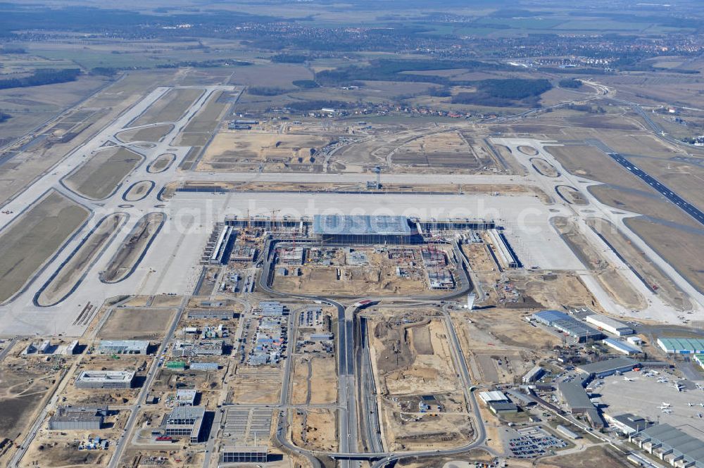 Schönefeld from above - Baustelle des neuen Terminals am Flughafen Schönefeld (BBI). Der neue Terminal wird südlich des jetzigen Flughafens Berlin- Schönefeld errichtet. Ausführende Firmen: Hochtief AG; EUROVIA Beton; PORR; BERGER Bau; Karl Weiss; Matthai; Schäler Bau Berlin GmbH; STRABAG; Construction area of the new terminal at Schönefeld Airport (BBI). The new terminal is in the south of the airport Berlin-Schoenefeld quality built. Exporting companies: Hochtief AG; EUROVIA Beton; PORR; BERGER Bau; Karl Weiss; Matthai; Schäler Bau Berlin GmbH; STRABAG;