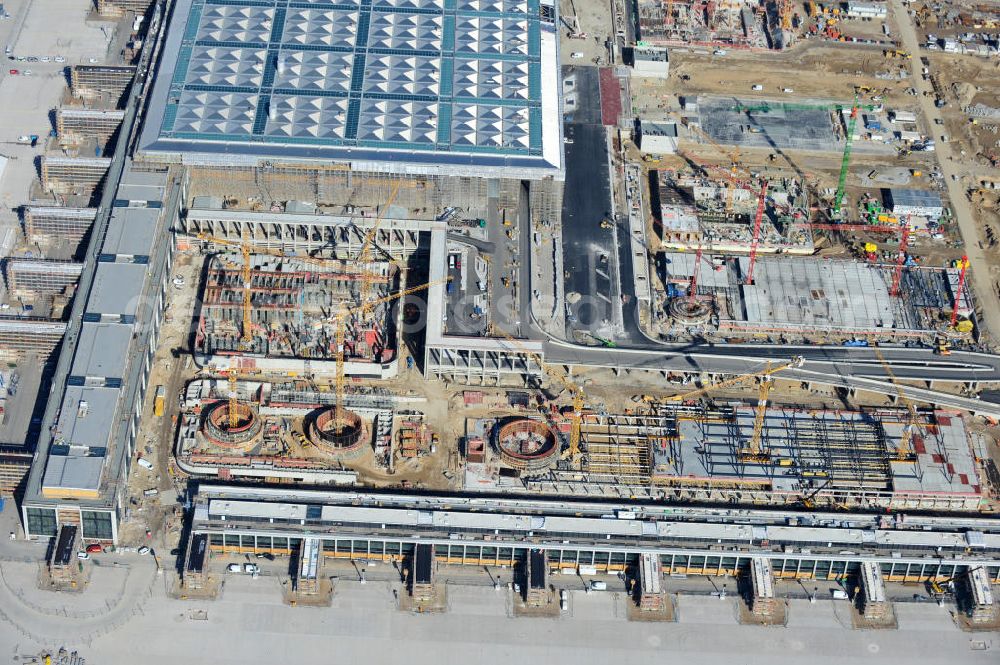 Aerial image Schönefeld - Baustelle des neuen Terminals am Flughafen Schönefeld (BBI). Der neue Terminal wird südlich des jetzigen Flughafens Berlin- Schönefeld errichtet. Ausführende Firmen: Hochtief AG; EUROVIA Beton; PORR; BERGER Bau; Karl Weiss; Matthai; Schäler Bau Berlin GmbH; STRABAG; Construction area of the new terminal at Schönefeld Airport (BBI). The new terminal is in the south of the airport Berlin-Schoenefeld quality built. Exporting companies: Hochtief AG; EUROVIA Beton; PORR; BERGER Bau; Karl Weiss; Matthai; Schäler Bau Berlin GmbH; STRABAG;