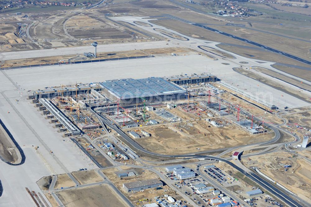 Aerial photograph Schönefeld - Baustelle des neuen Terminals am Flughafen Schönefeld (BBI). Der neue Terminal wird südlich des jetzigen Flughafens Berlin- Schönefeld errichtet. Ausführende Firmen: Hochtief AG; EUROVIA Beton; PORR; BERGER Bau; Karl Weiss; Matthai; Schäler Bau Berlin GmbH; STRABAG; Construction area of the new terminal at Schönefeld Airport (BBI). The new terminal is in the south of the airport Berlin-Schoenefeld quality built. Exporting companies: Hochtief AG; EUROVIA Beton; PORR; BERGER Bau; Karl Weiss; Matthai; Schäler Bau Berlin GmbH; STRABAG;