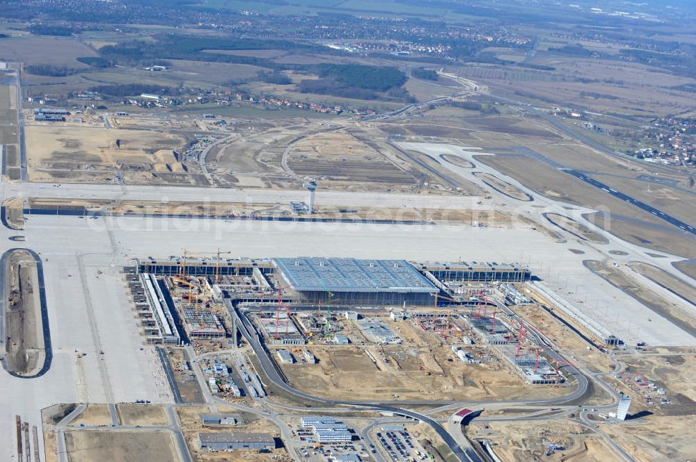 Schönefeld from above - Baustelle des neuen Terminals am Flughafen Schönefeld (BBI). Der neue Terminal wird südlich des jetzigen Flughafens Berlin- Schönefeld errichtet. Ausführende Firmen: Hochtief AG; EUROVIA Beton; PORR; BERGER Bau; Karl Weiss; Matthai; Schäler Bau Berlin GmbH; STRABAG; Construction area of the new terminal at Schönefeld Airport (BBI). The new terminal is in the south of the airport Berlin-Schoenefeld quality built. Exporting companies: Hochtief AG; EUROVIA Beton; PORR; BERGER Bau; Karl Weiss; Matthai; Schäler Bau Berlin GmbH; STRABAG;