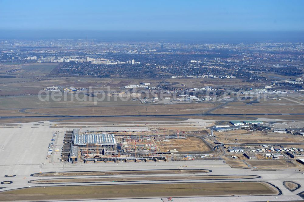 Schönefeld from the bird's eye view: Baustelle des neuen Terminals am Flughafen Schönefeld (BBI). Der neue Terminal wird südlich des jetzigen Flughafens Berlin- Schönefeld errichtet. Ausführende Firmen: Hochtief AG; EUROVIA Beton; PORR; BERGER Bau; Karl Weiss; Matthai; Schäler Bau Berlin GmbH; STRABAG; Construction area of the new terminal at Schönefeld Airport (BBI). The new terminal is in the south of the airport Berlin-Schoenefeld quality built. Exporting companies: Hochtief AG; EUROVIA Beton; PORR; BERGER Bau; Karl Weiss; Matthai; Schäler Bau Berlin GmbH; STRABAG;