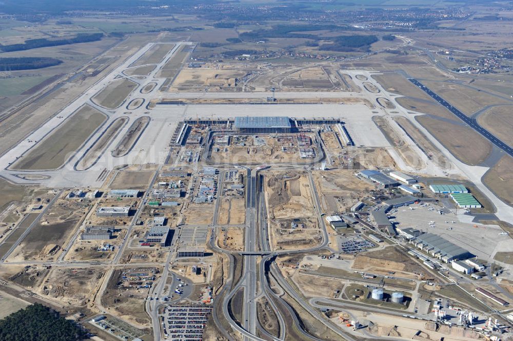 Aerial image Schönefeld - Baustelle des neuen Terminals am Flughafen Schönefeld (BBI). Der neue Terminal wird südlich des jetzigen Flughafens Berlin- Schönefeld errichtet. Ausführende Firmen: Hochtief AG; EUROVIA Beton; PORR; BERGER Bau; Karl Weiss; Matthai; Schäler Bau Berlin GmbH; STRABAG; Construction area of the new terminal at Schönefeld Airport (BBI). The new terminal is in the south of the airport Berlin-Schoenefeld quality built. Exporting companies: Hochtief AG; EUROVIA Beton; PORR; BERGER Bau; Karl Weiss; Matthai; Schäler Bau Berlin GmbH; STRABAG;