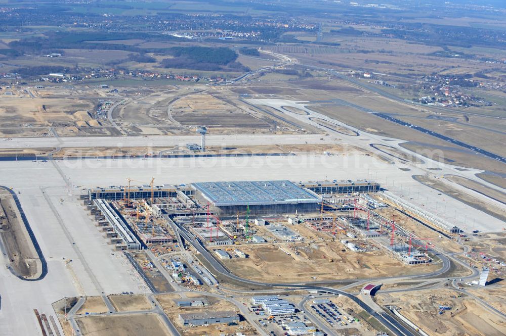 Aerial photograph Schönefeld - Baustelle des neuen Terminals am Flughafen Schönefeld (BBI). Der neue Terminal wird südlich des jetzigen Flughafens Berlin- Schönefeld errichtet. Ausführende Firmen: Hochtief AG; EUROVIA Beton; PORR; BERGER Bau; Karl Weiss; Matthai; Schäler Bau Berlin GmbH; STRABAG; Construction area of the new terminal at Schönefeld Airport (BBI). The new terminal is in the south of the airport Berlin-Schoenefeld quality built. Exporting companies: Hochtief AG; EUROVIA Beton; PORR; BERGER Bau; Karl Weiss; Matthai; Schäler Bau Berlin GmbH; STRABAG;