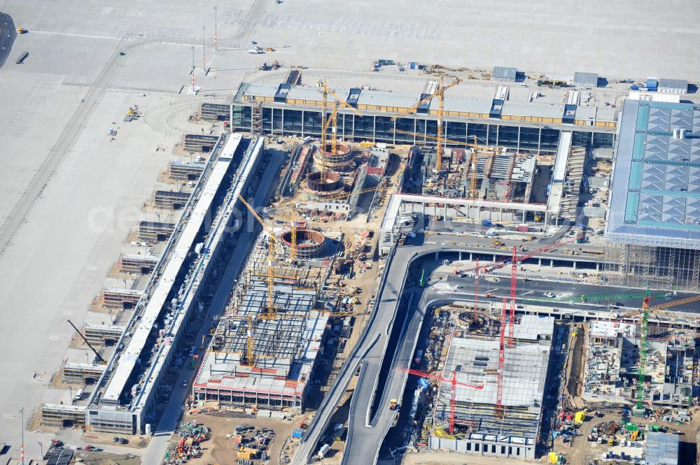 Schönefeld from above - Baustelle des neuen Terminals am Flughafen Schönefeld (BBI). Der neue Terminal wird südlich des jetzigen Flughafens Berlin- Schönefeld errichtet. Ausführende Firmen: Hochtief AG; EUROVIA Beton; PORR; BERGER Bau; Karl Weiss; Matthai; Schäler Bau Berlin GmbH; STRABAG; Construction area of the new terminal at Schönefeld Airport (BBI). The new terminal is in the south of the airport Berlin-Schoenefeld quality built. Exporting companies: Hochtief AG; EUROVIA Beton; PORR; BERGER Bau; Karl Weiss; Matthai; Schäler Bau Berlin GmbH; STRABAG;