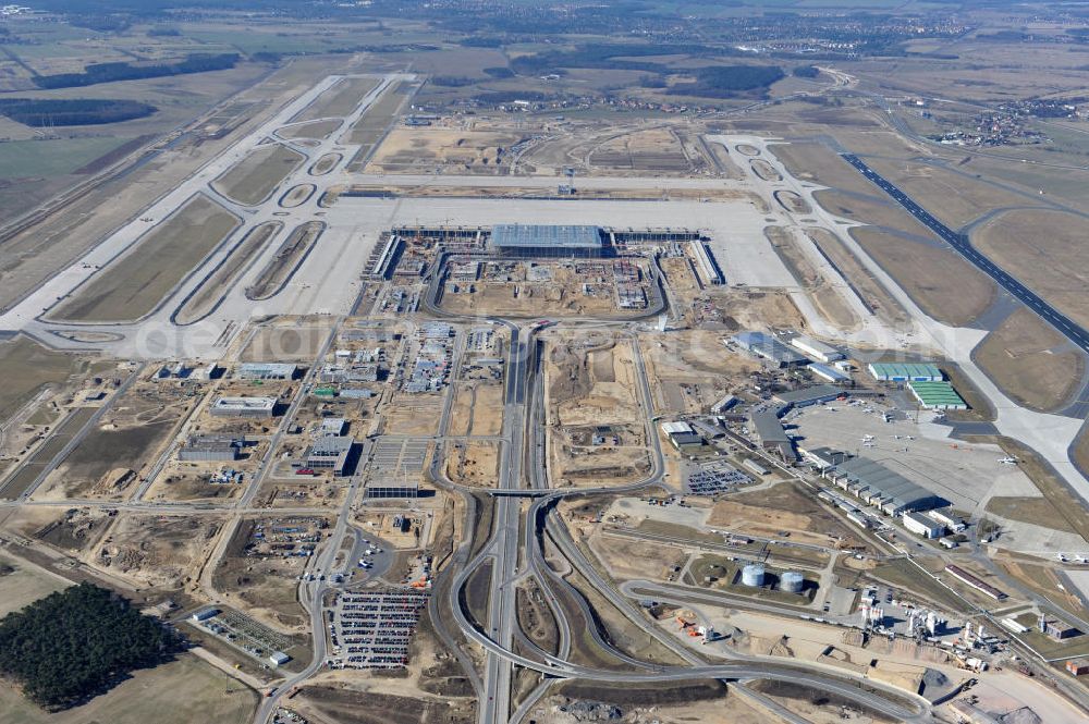 Schönefeld from the bird's eye view: Baustelle des neuen Terminals am Flughafen Schönefeld (BBI). Der neue Terminal wird südlich des jetzigen Flughafens Berlin- Schönefeld errichtet. Ausführende Firmen: Hochtief AG; EUROVIA Beton; PORR; BERGER Bau; Karl Weiss; Matthai; Schäler Bau Berlin GmbH; STRABAG; Construction area of the new terminal at Schönefeld Airport (BBI). The new terminal is in the south of the airport Berlin-Schoenefeld quality built. Exporting companies: Hochtief AG; EUROVIA Beton; PORR; BERGER Bau; Karl Weiss; Matthai; Schäler Bau Berlin GmbH; STRABAG;