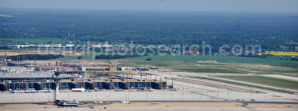 Aerial photograph Schönefeld - Baustelle des neuen Terminals am Flughafen Schönefeld (BBI). Der neue Terminal wird südlich des jetzigen Flughafens Berlin- Schönefeld errichtet. Ausführende Firmen: Hochtief AG; EUROVIA Beton; PORR; BERGER Bau; Karl Weiss; Matthai; Schäler Bau Berlin GmbH; STRABAG; Construction area of the new terminal at Schönefeld Airport (BBI). The new terminal is in the south of the airport Berlin-Schoenefeld quality built. Exporting companies: Hochtief AG; EUROVIA Beton; PORR; BERGER Bau; Karl Weiss; Matthai; Schäler Bau Berlin GmbH; STRABAG;