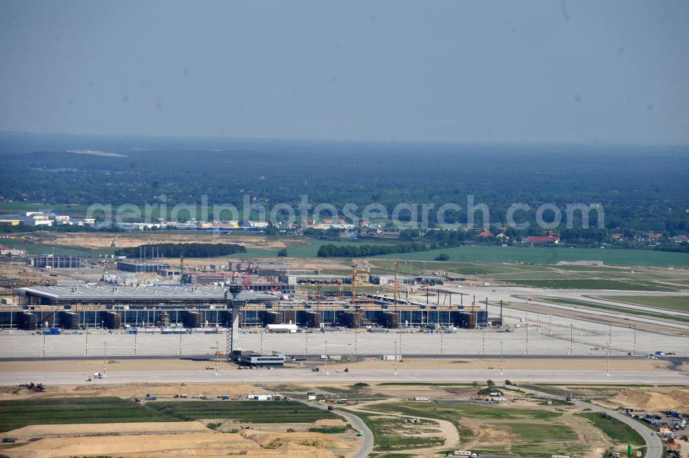 Schönefeld from above - Baustelle des neuen Terminals am Flughafen Schönefeld (BBI). Der neue Terminal wird südlich des jetzigen Flughafens Berlin- Schönefeld errichtet. Ausführende Firmen: Hochtief AG; EUROVIA Beton; PORR; BERGER Bau; Karl Weiss; Matthai; Schäler Bau Berlin GmbH; STRABAG; Construction area of the new terminal at Schönefeld Airport (BBI). The new terminal is in the south of the airport Berlin-Schoenefeld quality built. Exporting companies: Hochtief AG; EUROVIA Beton; PORR; BERGER Bau; Karl Weiss; Matthai; Schäler Bau Berlin GmbH; STRABAG;