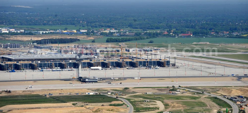 Schönefeld from the bird's eye view: Baustelle des neuen Terminals am Flughafen Schönefeld (BBI). Der neue Terminal wird südlich des jetzigen Flughafens Berlin- Schönefeld errichtet. Ausführende Firmen: Hochtief AG; EUROVIA Beton; PORR; BERGER Bau; Karl Weiss; Matthai; Schäler Bau Berlin GmbH; STRABAG; Construction area of the new terminal at Schönefeld Airport (BBI). The new terminal is in the south of the airport Berlin-Schoenefeld quality built. Exporting companies: Hochtief AG; EUROVIA Beton; PORR; BERGER Bau; Karl Weiss; Matthai; Schäler Bau Berlin GmbH; STRABAG;