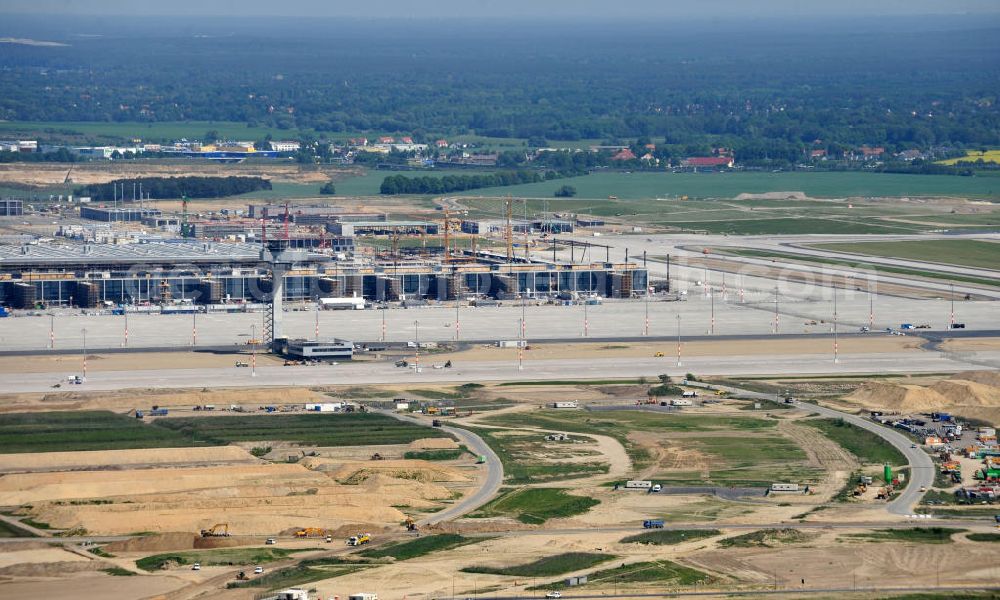 Aerial image Schönefeld - Baustelle des neuen Terminals am Flughafen Schönefeld (BBI). Der neue Terminal wird südlich des jetzigen Flughafens Berlin- Schönefeld errichtet. Ausführende Firmen: Hochtief AG; EUROVIA Beton; PORR; BERGER Bau; Karl Weiss; Matthai; Schäler Bau Berlin GmbH; STRABAG; Construction area of the new terminal at Schönefeld Airport (BBI). The new terminal is in the south of the airport Berlin-Schoenefeld quality built. Exporting companies: Hochtief AG; EUROVIA Beton; PORR; BERGER Bau; Karl Weiss; Matthai; Schäler Bau Berlin GmbH; STRABAG;