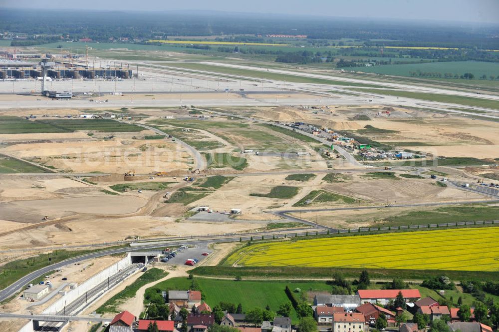 Aerial photograph Schönefeld - Baustelle des neuen Terminals am Flughafen Schönefeld (BBI). Der neue Terminal wird südlich des jetzigen Flughafens Berlin- Schönefeld errichtet. Ausführende Firmen: Hochtief AG; EUROVIA Beton; PORR; BERGER Bau; Karl Weiss; Matthai; Schäler Bau Berlin GmbH; STRABAG; Construction area of the new terminal at Schönefeld Airport (BBI). The new terminal is in the south of the airport Berlin-Schoenefeld quality built. Exporting companies: Hochtief AG; EUROVIA Beton; PORR; BERGER Bau; Karl Weiss; Matthai; Schäler Bau Berlin GmbH; STRABAG;