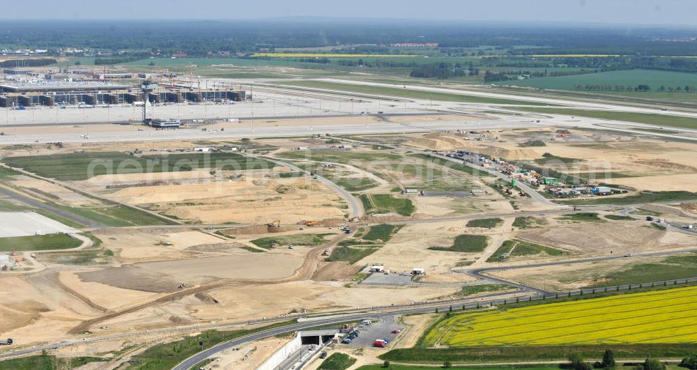 Schönefeld from above - Baustelle des neuen Terminals am Flughafen Schönefeld (BBI). Der neue Terminal wird südlich des jetzigen Flughafens Berlin- Schönefeld errichtet. Ausführende Firmen: Hochtief AG; EUROVIA Beton; PORR; BERGER Bau; Karl Weiss; Matthai; Schäler Bau Berlin GmbH; STRABAG; Construction area of the new terminal at Schönefeld Airport (BBI). The new terminal is in the south of the airport Berlin-Schoenefeld quality built. Exporting companies: Hochtief AG; EUROVIA Beton; PORR; BERGER Bau; Karl Weiss; Matthai; Schäler Bau Berlin GmbH; STRABAG;