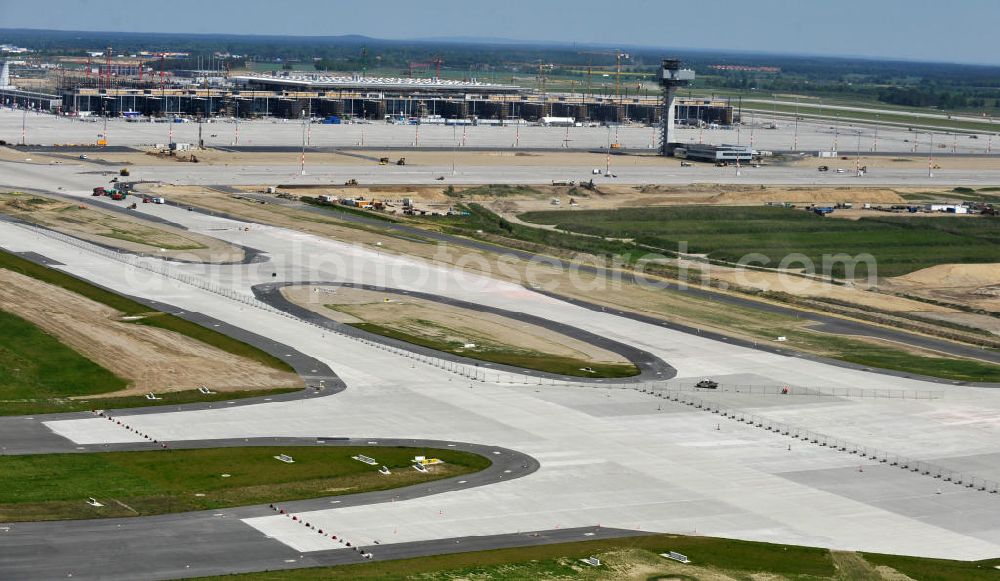 Schönefeld from the bird's eye view: Baustelle des neuen Terminals am Flughafen Schönefeld (BBI). Der neue Terminal wird südlich des jetzigen Flughafens Berlin- Schönefeld errichtet. Ausführende Firmen: Hochtief AG; EUROVIA Beton; PORR; BERGER Bau; Karl Weiss; Matthai; Schäler Bau Berlin GmbH; STRABAG; Construction area of the new terminal at Schönefeld Airport (BBI). The new terminal is in the south of the airport Berlin-Schoenefeld quality built. Exporting companies: Hochtief AG; EUROVIA Beton; PORR; BERGER Bau; Karl Weiss; Matthai; Schäler Bau Berlin GmbH; STRABAG;