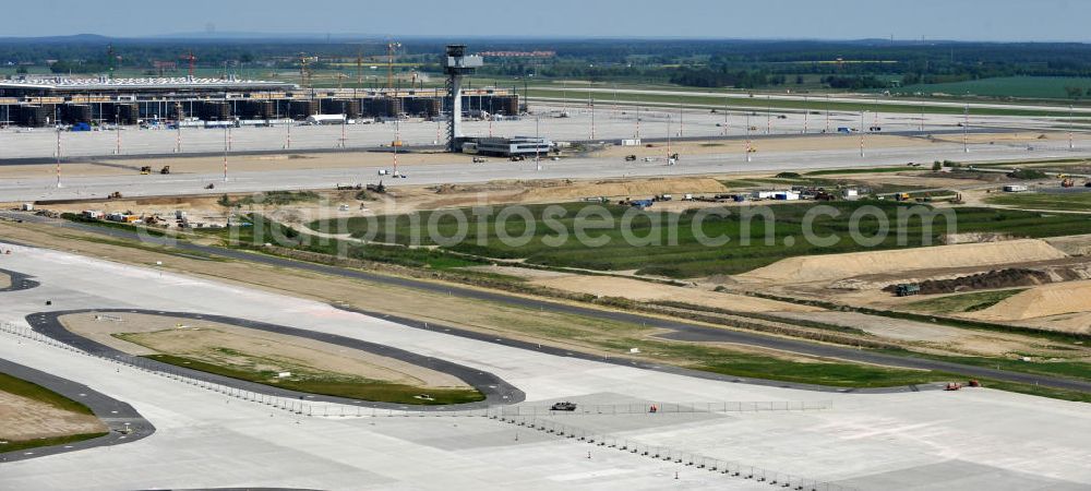 Aerial image Schönefeld - Baustelle des neuen Terminals am Flughafen Schönefeld (BBI). Der neue Terminal wird südlich des jetzigen Flughafens Berlin- Schönefeld errichtet. Ausführende Firmen: Hochtief AG; EUROVIA Beton; PORR; BERGER Bau; Karl Weiss; Matthai; Schäler Bau Berlin GmbH; STRABAG; Construction area of the new terminal at Schönefeld Airport (BBI). The new terminal is in the south of the airport Berlin-Schoenefeld quality built. Exporting companies: Hochtief AG; EUROVIA Beton; PORR; BERGER Bau; Karl Weiss; Matthai; Schäler Bau Berlin GmbH; STRABAG;