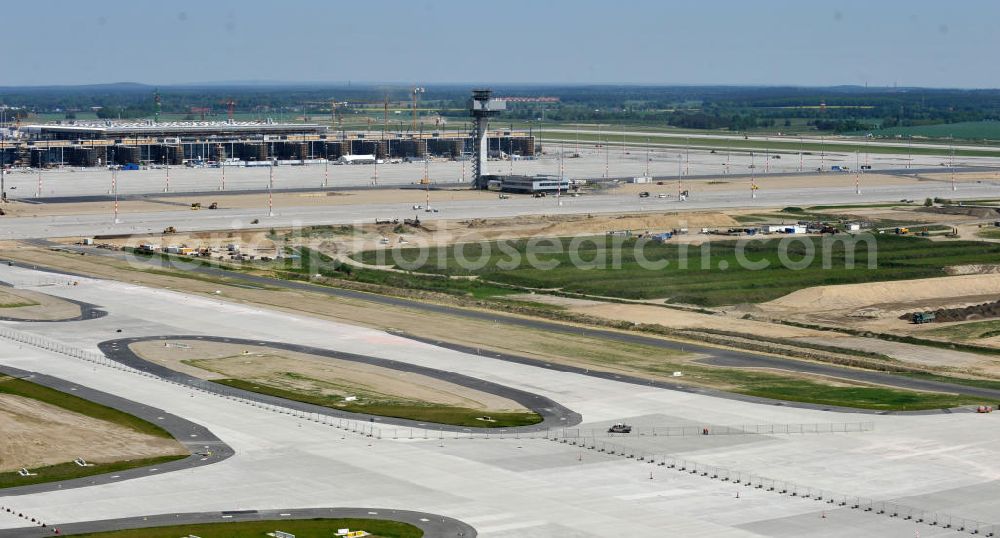 Aerial photograph Schönefeld - Baustelle des neuen Terminals am Flughafen Schönefeld (BBI). Der neue Terminal wird südlich des jetzigen Flughafens Berlin- Schönefeld errichtet. Ausführende Firmen: Hochtief AG; EUROVIA Beton; PORR; BERGER Bau; Karl Weiss; Matthai; Schäler Bau Berlin GmbH; STRABAG; Construction area of the new terminal at Schönefeld Airport (BBI). The new terminal is in the south of the airport Berlin-Schoenefeld quality built. Exporting companies: Hochtief AG; EUROVIA Beton; PORR; BERGER Bau; Karl Weiss; Matthai; Schäler Bau Berlin GmbH; STRABAG;