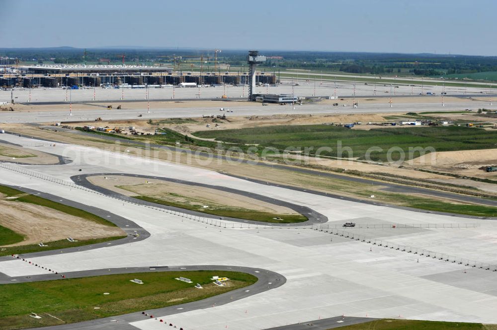 Schönefeld from above - Baustelle des neuen Terminals am Flughafen Schönefeld (BBI). Der neue Terminal wird südlich des jetzigen Flughafens Berlin- Schönefeld errichtet. Ausführende Firmen: Hochtief AG; EUROVIA Beton; PORR; BERGER Bau; Karl Weiss; Matthai; Schäler Bau Berlin GmbH; STRABAG; Construction area of the new terminal at Schönefeld Airport (BBI). The new terminal is in the south of the airport Berlin-Schoenefeld quality built. Exporting companies: Hochtief AG; EUROVIA Beton; PORR; BERGER Bau; Karl Weiss; Matthai; Schäler Bau Berlin GmbH; STRABAG;