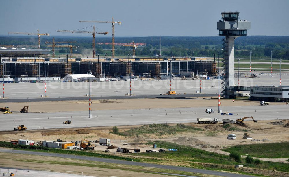 Schönefeld from the bird's eye view: Baustelle des neuen Terminals am Flughafen Schönefeld (BBI). Der neue Terminal wird südlich des jetzigen Flughafens Berlin- Schönefeld errichtet. Ausführende Firmen: Hochtief AG; EUROVIA Beton; PORR; BERGER Bau; Karl Weiss; Matthai; Schäler Bau Berlin GmbH; STRABAG; Construction area of the new terminal at Schönefeld Airport (BBI). The new terminal is in the south of the airport Berlin-Schoenefeld quality built. Exporting companies: Hochtief AG; EUROVIA Beton; PORR; BERGER Bau; Karl Weiss; Matthai; Schäler Bau Berlin GmbH; STRABAG;