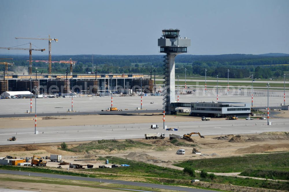 Aerial image Schönefeld - Baustelle des neuen Terminals am Flughafen Schönefeld (BBI). Der neue Terminal wird südlich des jetzigen Flughafens Berlin- Schönefeld errichtet. Ausführende Firmen: Hochtief AG; EUROVIA Beton; PORR; BERGER Bau; Karl Weiss; Matthai; Schäler Bau Berlin GmbH; STRABAG; Construction area of the new terminal at Schönefeld Airport (BBI). The new terminal is in the south of the airport Berlin-Schoenefeld quality built. Exporting companies: Hochtief AG; EUROVIA Beton; PORR; BERGER Bau; Karl Weiss; Matthai; Schäler Bau Berlin GmbH; STRABAG;