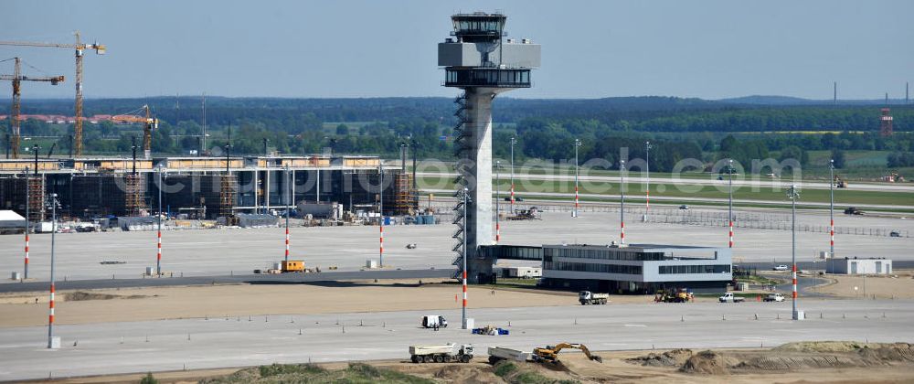 Aerial photograph Schönefeld - Baustelle des neuen Terminals am Flughafen Schönefeld (BBI). Der neue Terminal wird südlich des jetzigen Flughafens Berlin- Schönefeld errichtet. Ausführende Firmen: Hochtief AG; EUROVIA Beton; PORR; BERGER Bau; Karl Weiss; Matthai; Schäler Bau Berlin GmbH; STRABAG; Construction area of the new terminal at Schönefeld Airport (BBI). The new terminal is in the south of the airport Berlin-Schoenefeld quality built. Exporting companies: Hochtief AG; EUROVIA Beton; PORR; BERGER Bau; Karl Weiss; Matthai; Schäler Bau Berlin GmbH; STRABAG;