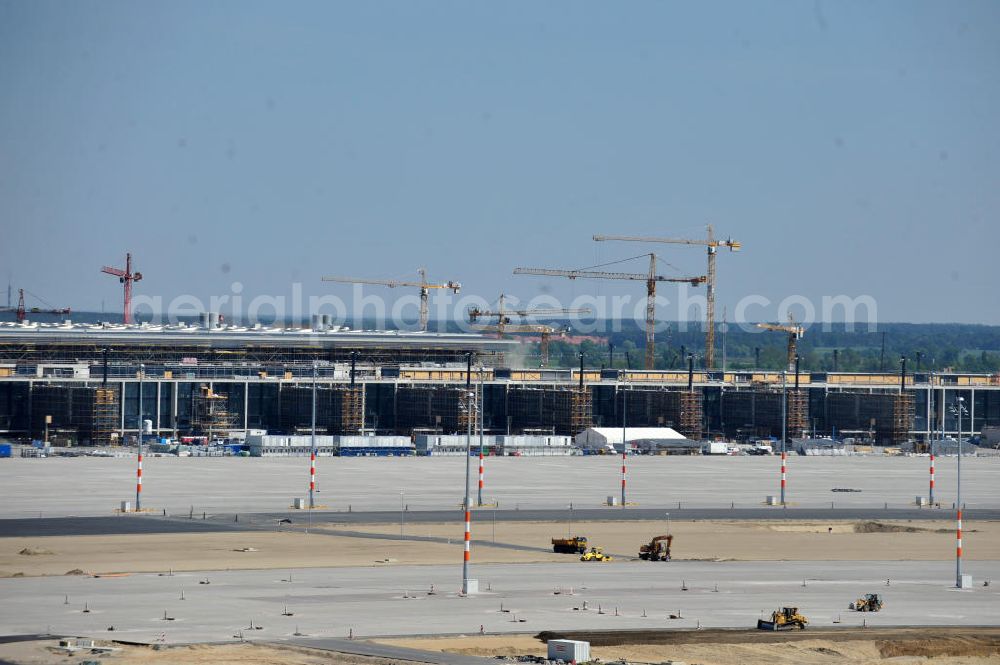 Schönefeld from above - Baustelle des neuen Terminals am Flughafen Schönefeld (BBI). Der neue Terminal wird südlich des jetzigen Flughafens Berlin- Schönefeld errichtet. Ausführende Firmen: Hochtief AG; EUROVIA Beton; PORR; BERGER Bau; Karl Weiss; Matthai; Schäler Bau Berlin GmbH; STRABAG; Construction area of the new terminal at Schönefeld Airport (BBI). The new terminal is in the south of the airport Berlin-Schoenefeld quality built. Exporting companies: Hochtief AG; EUROVIA Beton; PORR; BERGER Bau; Karl Weiss; Matthai; Schäler Bau Berlin GmbH; STRABAG;