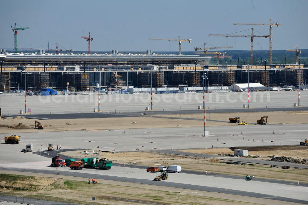 Schönefeld from the bird's eye view: Baustelle des neuen Terminals am Flughafen Schönefeld (BBI). Der neue Terminal wird südlich des jetzigen Flughafens Berlin- Schönefeld errichtet. Ausführende Firmen: Hochtief AG; EUROVIA Beton; PORR; BERGER Bau; Karl Weiss; Matthai; Schäler Bau Berlin GmbH; STRABAG; Construction area of the new terminal at Schönefeld Airport (BBI). The new terminal is in the south of the airport Berlin-Schoenefeld quality built. Exporting companies: Hochtief AG; EUROVIA Beton; PORR; BERGER Bau; Karl Weiss; Matthai; Schäler Bau Berlin GmbH; STRABAG;