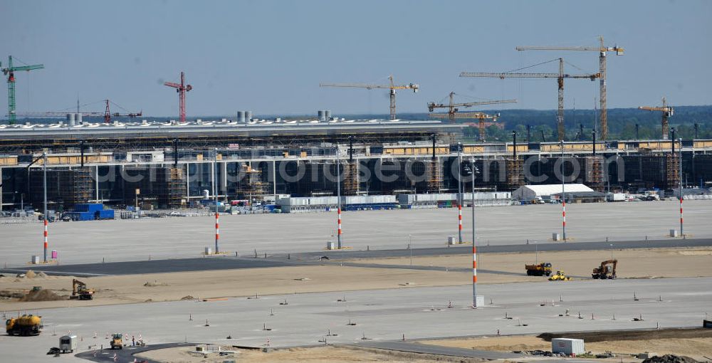 Aerial image Schönefeld - Baustelle des neuen Terminals am Flughafen Schönefeld (BBI). Der neue Terminal wird südlich des jetzigen Flughafens Berlin- Schönefeld errichtet. Ausführende Firmen: Hochtief AG; EUROVIA Beton; PORR; BERGER Bau; Karl Weiss; Matthai; Schäler Bau Berlin GmbH; STRABAG; Construction area of the new terminal at Schönefeld Airport (BBI). The new terminal is in the south of the airport Berlin-Schoenefeld quality built. Exporting companies: Hochtief AG; EUROVIA Beton; PORR; BERGER Bau; Karl Weiss; Matthai; Schäler Bau Berlin GmbH; STRABAG;