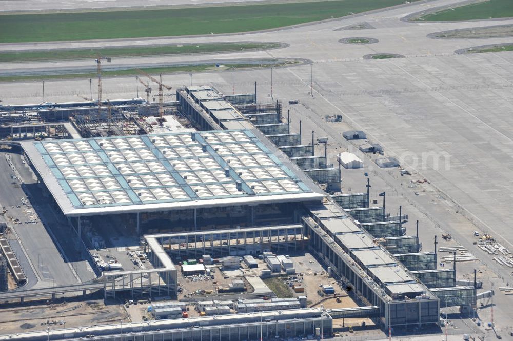 Aerial image Schönefeld - Baustelle des neuen Terminals am Flughafen Schönefeld (BBI). Der neue Terminal wird südlich des jetzigen Flughafens Berlin- Schönefeld errichtet. Ausführende Firmen: Hochtief AG; EUROVIA Beton; PORR; BERGER Bau; Karl Weiss; Matthai; Schäler Bau Berlin GmbH; STRABAG; Construction area of the new terminal at Schönefeld Airport (BBI). The new terminal is in the south of the airport Berlin-Schoenefeld quality built. Exporting companies: Hochtief AG; EUROVIA Beton; PORR; BERGER Bau; Karl Weiss; Matthai; Schäler Bau Berlin GmbH; STRABAG;