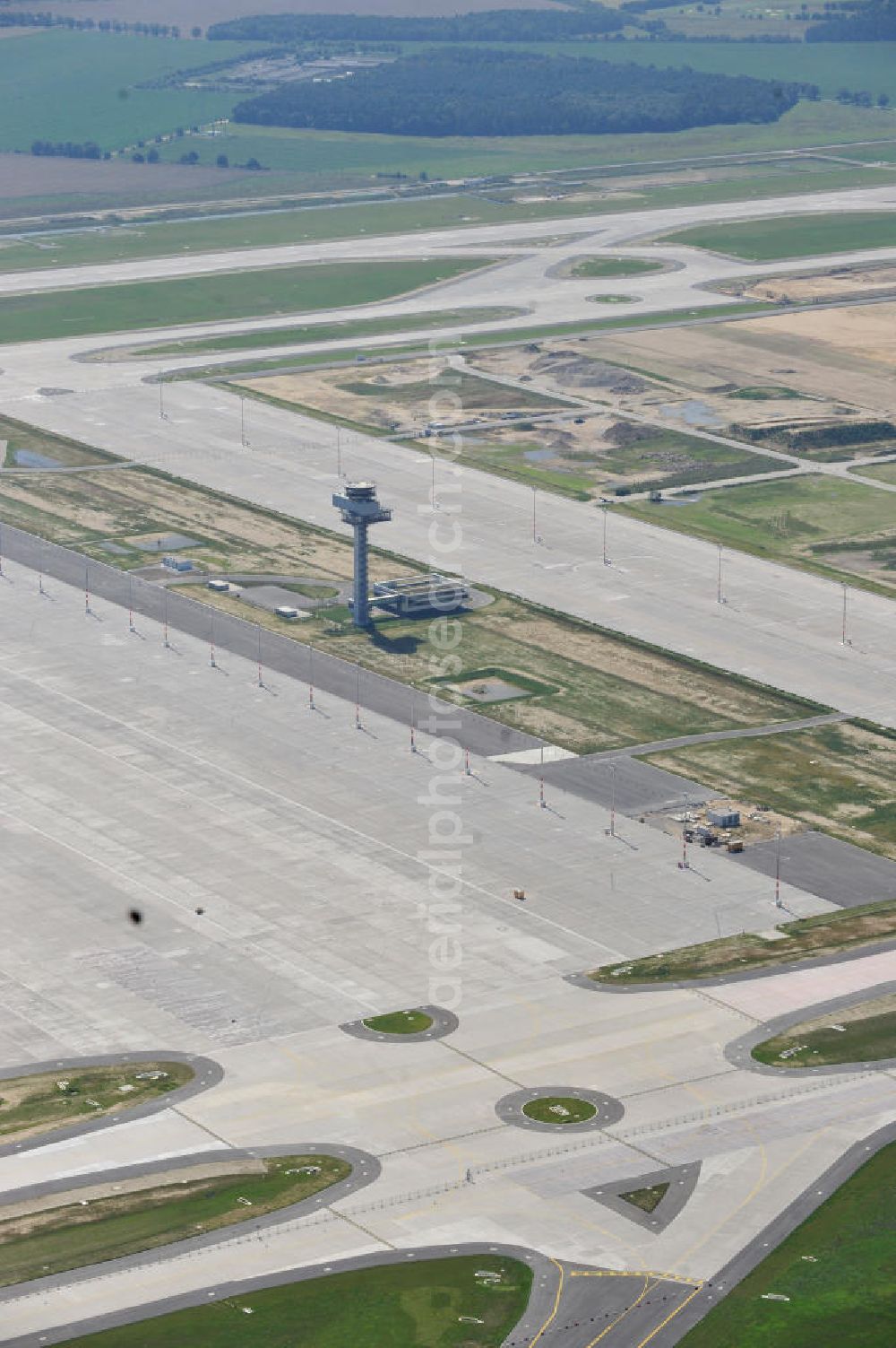 Schönefeld from above - Baustelle des neuen Terminals am Flughafen Schönefeld (BBI). Der neue Terminal wird südlich des jetzigen Flughafens Berlin- Schönefeld errichtet. Ausführende Firmen: Hochtief AG; EUROVIA Beton; PORR; BERGER Bau; Karl Weiss; Matthai; Schäler Bau Berlin GmbH; STRABAG; Construction area of the new terminal at Schönefeld Airport (BBI). The new terminal is in the south of the airport Berlin-Schoenefeld quality built. Exporting companies: Hochtief AG; EUROVIA Beton; PORR; BERGER Bau; Karl Weiss; Matthai; Schäler Bau Berlin GmbH; STRABAG;