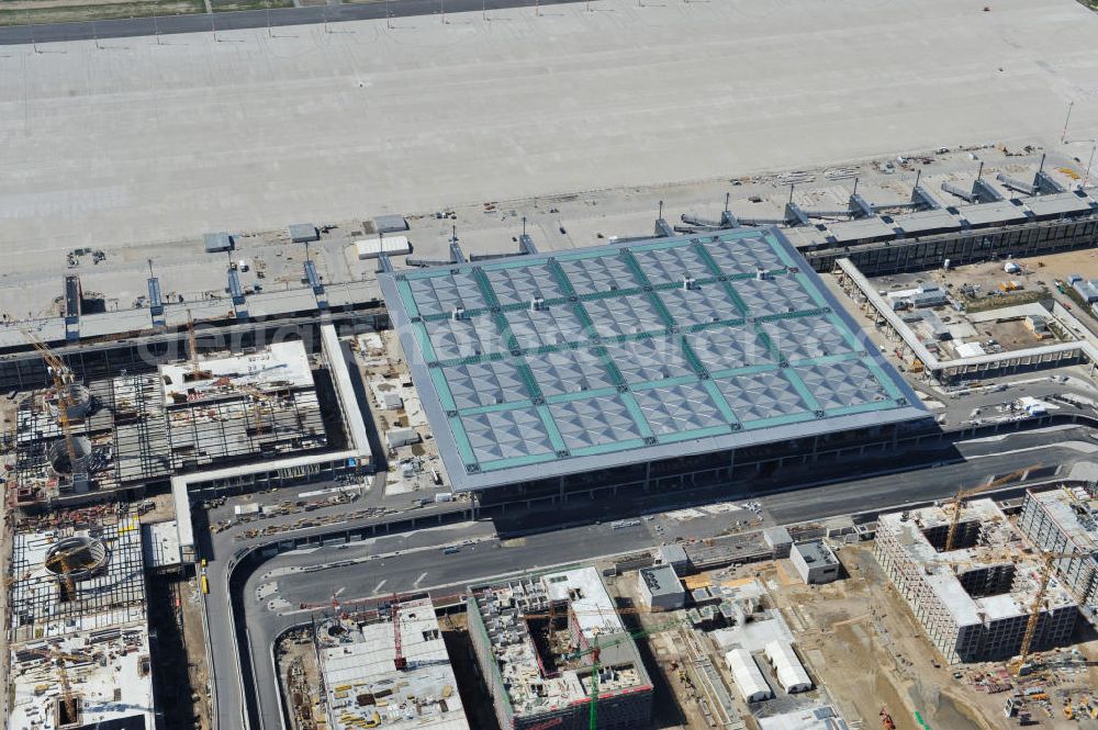 Schönefeld from the bird's eye view: Baustelle des neuen Terminals am Flughafen Schönefeld (BBI). Der neue Terminal wird südlich des jetzigen Flughafens Berlin- Schönefeld errichtet. Ausführende Firmen: Hochtief AG; EUROVIA Beton; PORR; BERGER Bau; Karl Weiss; Matthai; Schäler Bau Berlin GmbH; STRABAG; Construction area of the new terminal at Schönefeld Airport (BBI). The new terminal is in the south of the airport Berlin-Schoenefeld quality built. Exporting companies: Hochtief AG; EUROVIA Beton; PORR; BERGER Bau; Karl Weiss; Matthai; Schäler Bau Berlin GmbH; STRABAG;