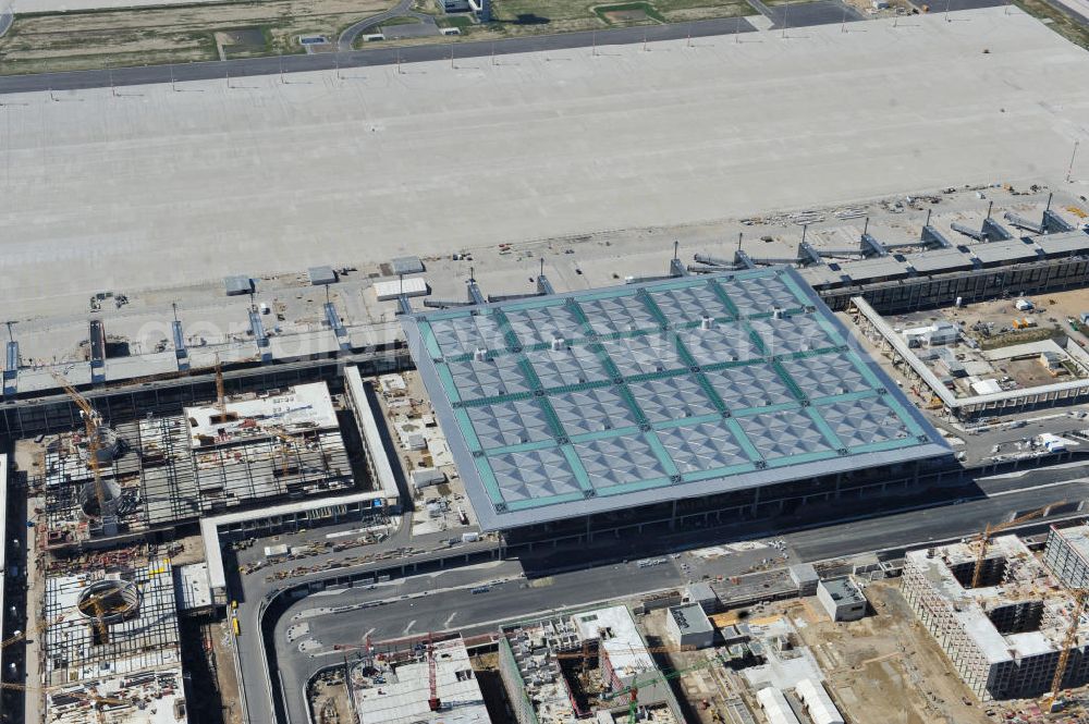 Aerial image Schönefeld - Baustelle des neuen Terminals am Flughafen Schönefeld (BBI). Der neue Terminal wird südlich des jetzigen Flughafens Berlin- Schönefeld errichtet. Ausführende Firmen: Hochtief AG; EUROVIA Beton; PORR; BERGER Bau; Karl Weiss; Matthai; Schäler Bau Berlin GmbH; STRABAG; Construction area of the new terminal at Schönefeld Airport (BBI). The new terminal is in the south of the airport Berlin-Schoenefeld quality built. Exporting companies: Hochtief AG; EUROVIA Beton; PORR; BERGER Bau; Karl Weiss; Matthai; Schäler Bau Berlin GmbH; STRABAG;