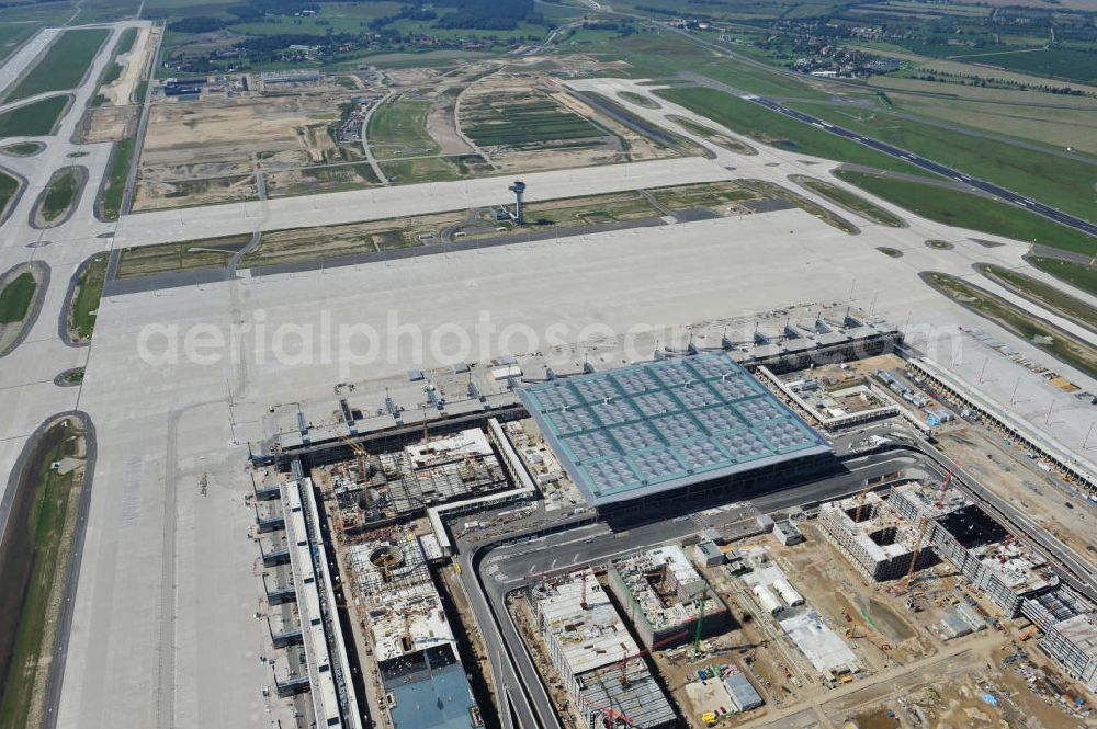 Aerial photograph Schönefeld - Baustelle des neuen Terminals am Flughafen Schönefeld (BBI). Der neue Terminal wird südlich des jetzigen Flughafens Berlin- Schönefeld errichtet. Ausführende Firmen: Hochtief AG; EUROVIA Beton; PORR; BERGER Bau; Karl Weiss; Matthai; Schäler Bau Berlin GmbH; STRABAG; Construction area of the new terminal at Schönefeld Airport (BBI). The new terminal is in the south of the airport Berlin-Schoenefeld quality built. Exporting companies: Hochtief AG; EUROVIA Beton; PORR; BERGER Bau; Karl Weiss; Matthai; Schäler Bau Berlin GmbH; STRABAG;