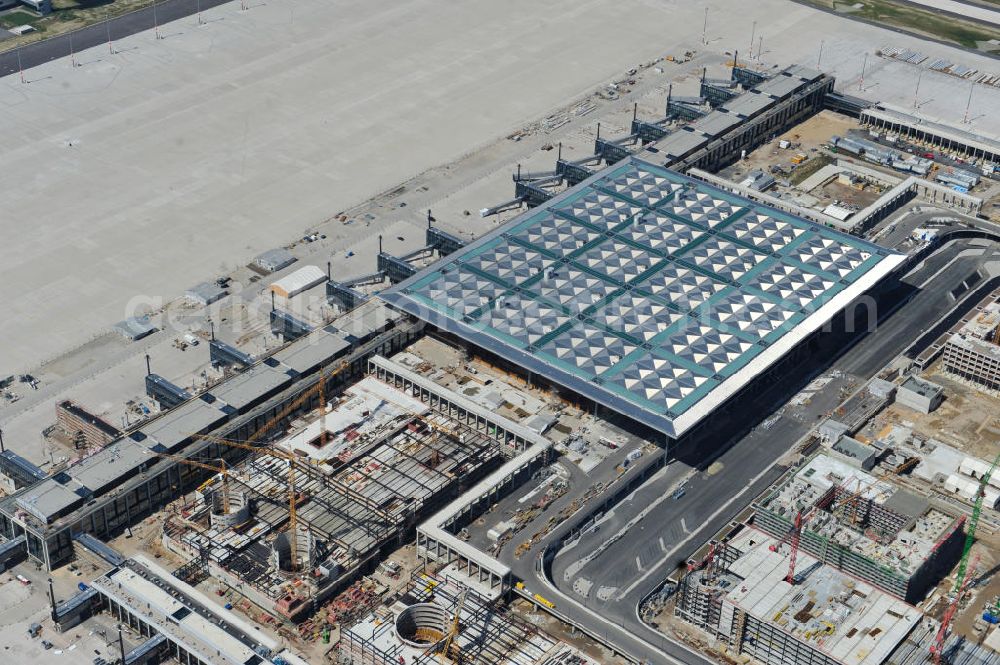 Schönefeld from above - Baustelle des neuen Terminals am Flughafen Schönefeld (BBI). Der neue Terminal wird südlich des jetzigen Flughafens Berlin- Schönefeld errichtet. Ausführende Firmen: Hochtief AG; EUROVIA Beton; PORR; BERGER Bau; Karl Weiss; Matthai; Schäler Bau Berlin GmbH; STRABAG; Construction area of the new terminal at Schönefeld Airport (BBI). The new terminal is in the south of the airport Berlin-Schoenefeld quality built. Exporting companies: Hochtief AG; EUROVIA Beton; PORR; BERGER Bau; Karl Weiss; Matthai; Schäler Bau Berlin GmbH; STRABAG;